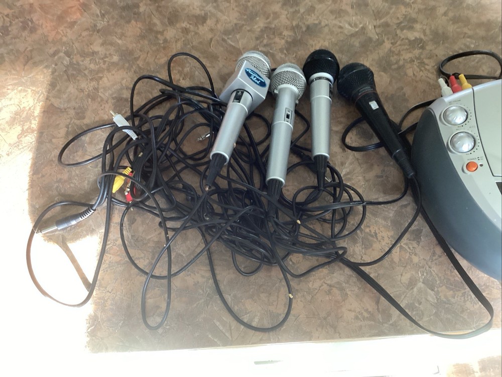 American Idol CD Karaoke Machine AI313A w/ Camera, UNTESTED, INCLUDES 4 Mics.