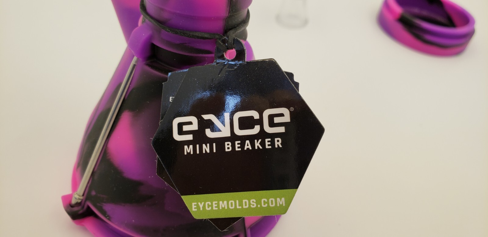 EYCE BANGIN SILICONE MINI BEAKER WATER PIPE, BUILT IN STASH JAR & MINI TOOL, NNB