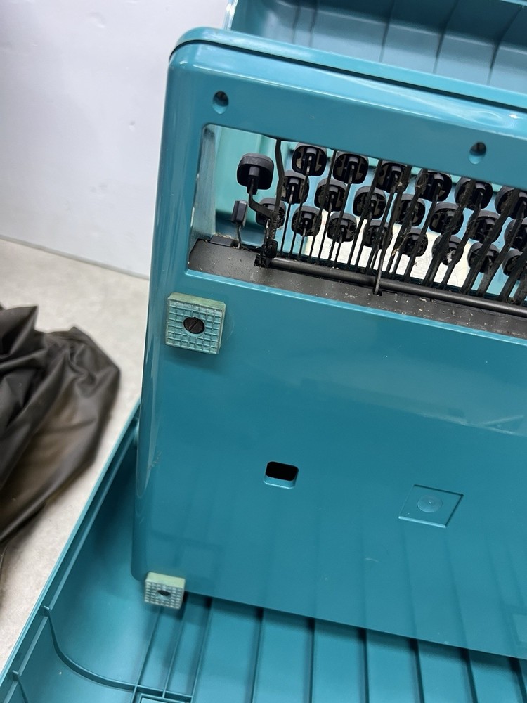 Teal Olivetti Studio 45 Elite Typewriter with Teal Case