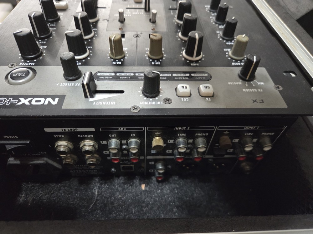 Behringer NOX404