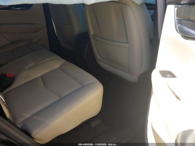 XT5 2018 Glove Box 4921667