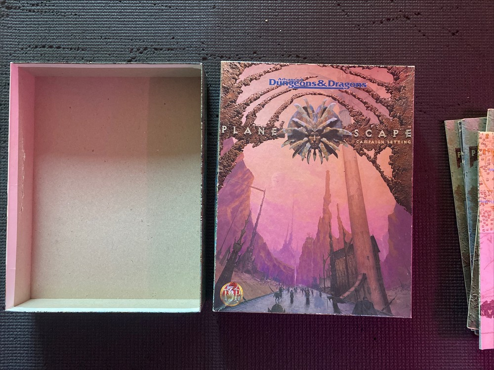 Planescape Campaign Setting box set, AD&D 2600. Missing Screen And 2 Maps