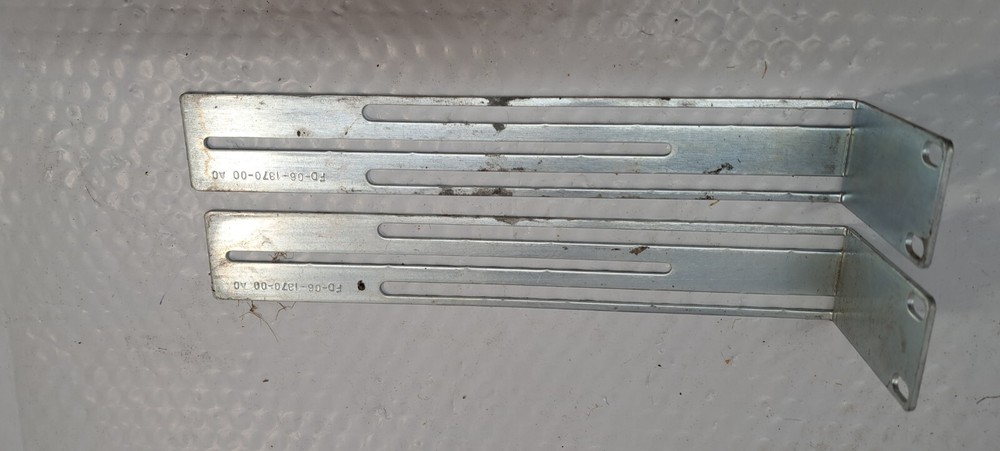 2 X mounting brackets FD-06-1370-00 USED