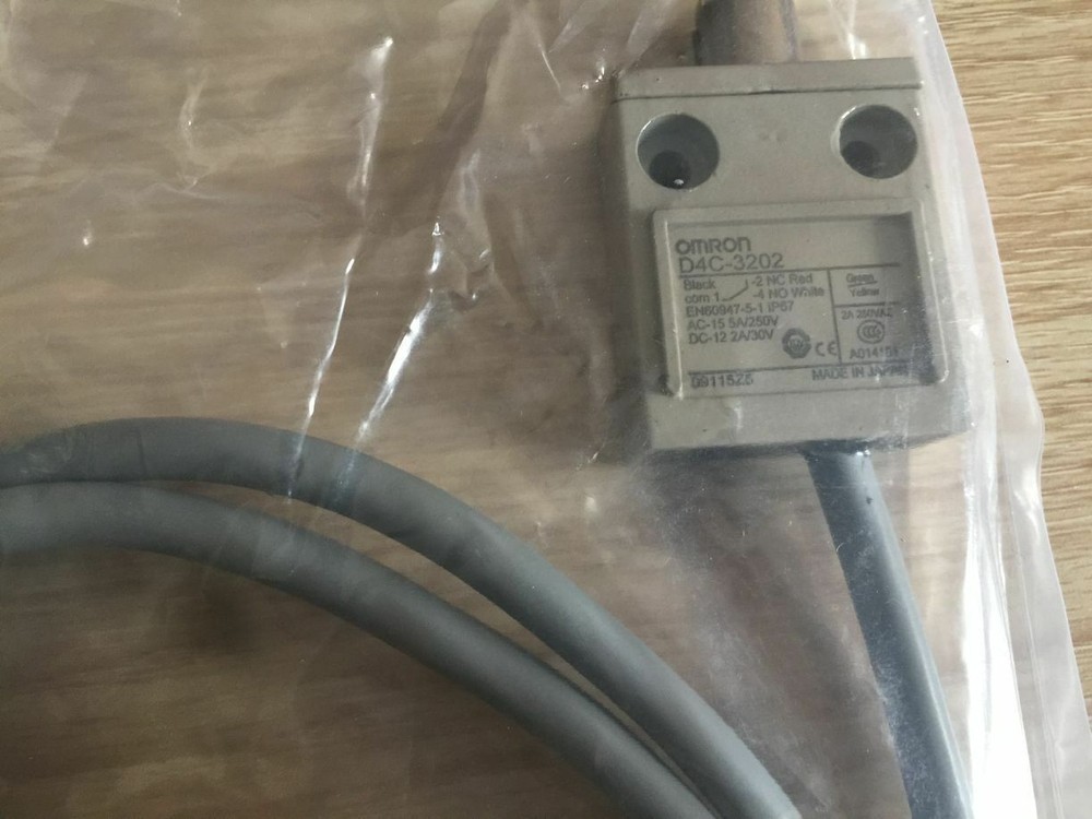 new omron D4C-3202 General Purpose Roller Type Limit Switch FREE SHIPPING