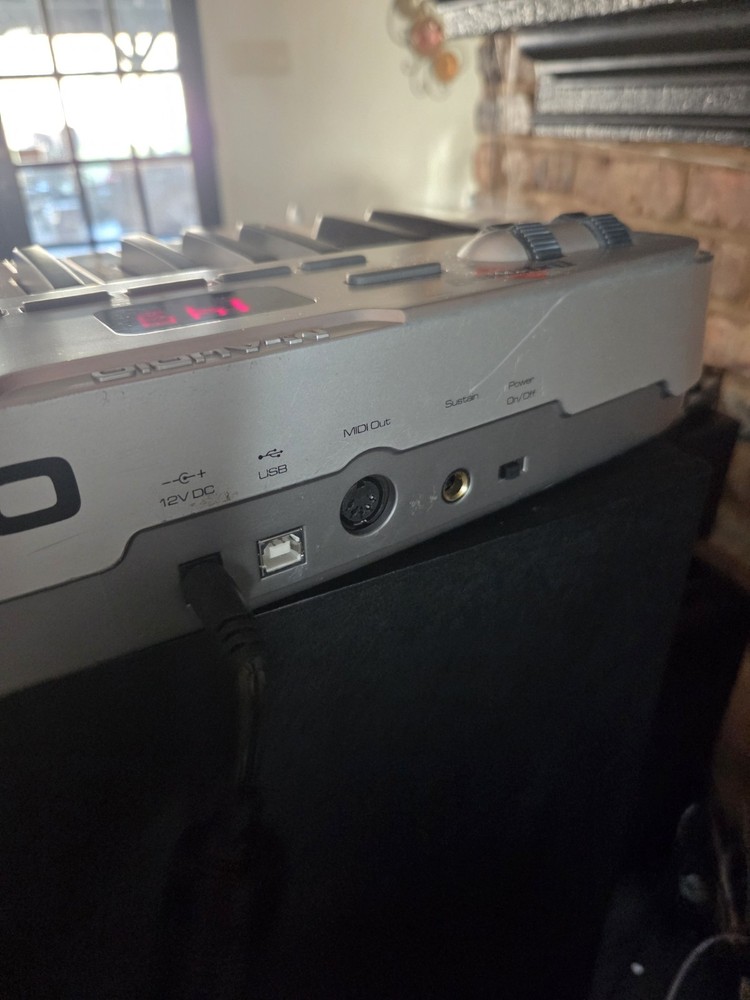 M-Audio Oxygen8 v2 25-Key MIDI USB Keyboard Controller Pitch Mod Faders Knobs