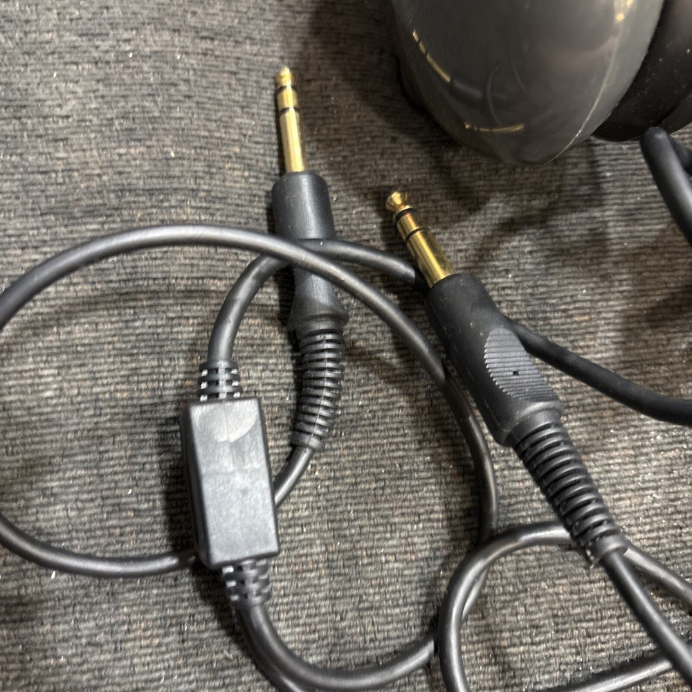 AVCOMM Aviation Communications Pilot’s Headset AC-400S ?
