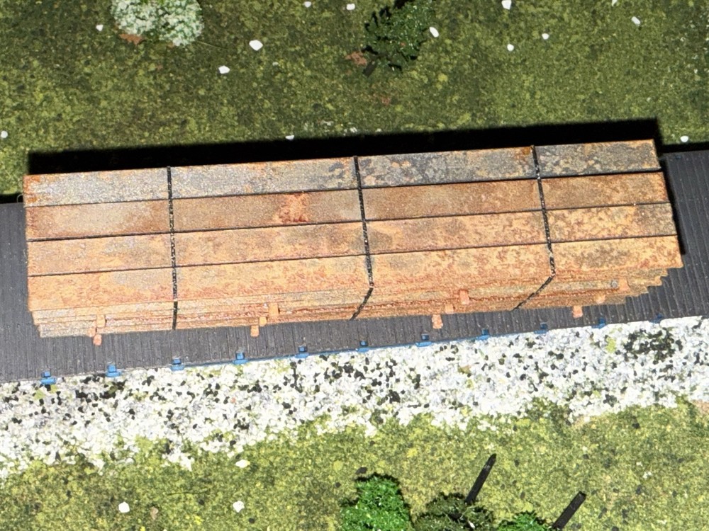 1:87 HO Scale Ibeam Rusty Load/Decor - Tall Stack W/ Blk Straps