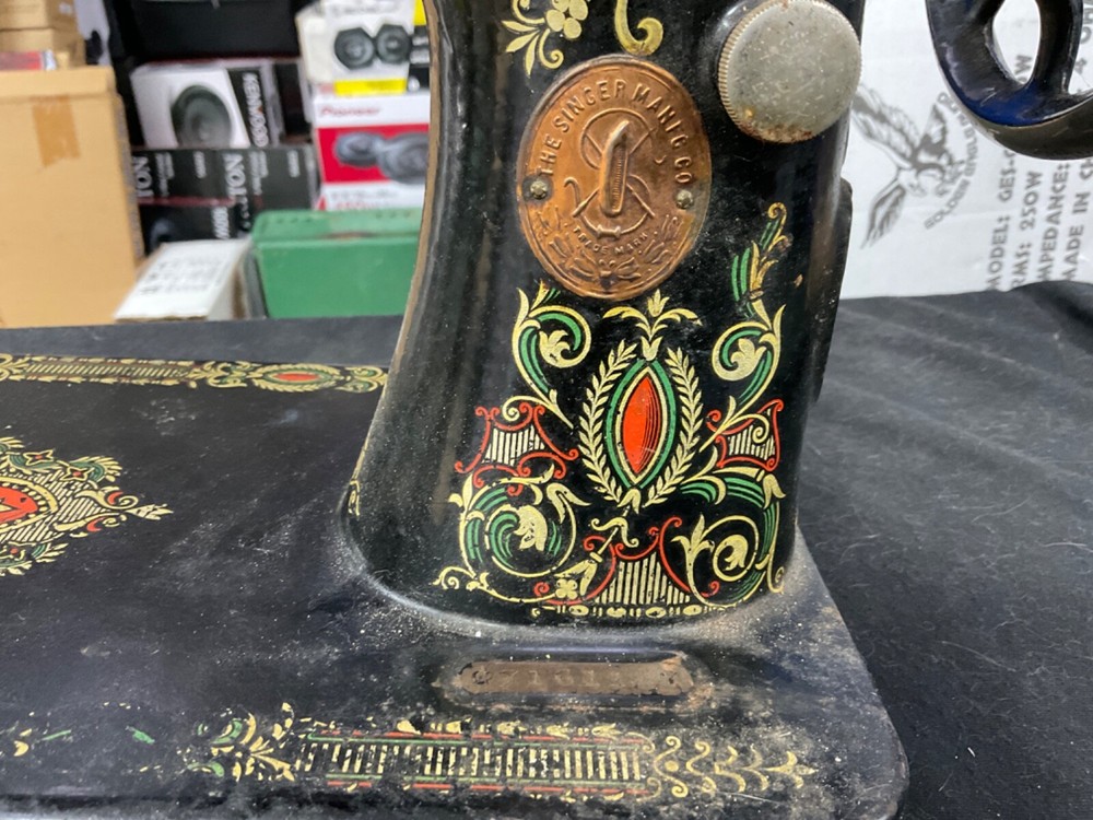 VINTAGE SINGER SEWING MACHINE