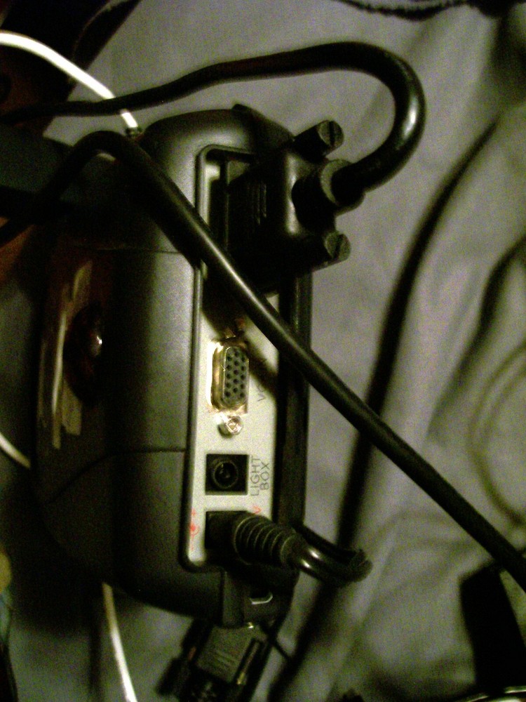 AVERMEDIA 300AF+ DOCUMENT CAMERA, CASE POWER SOURCE AND SOME CABLES NO REMOTE