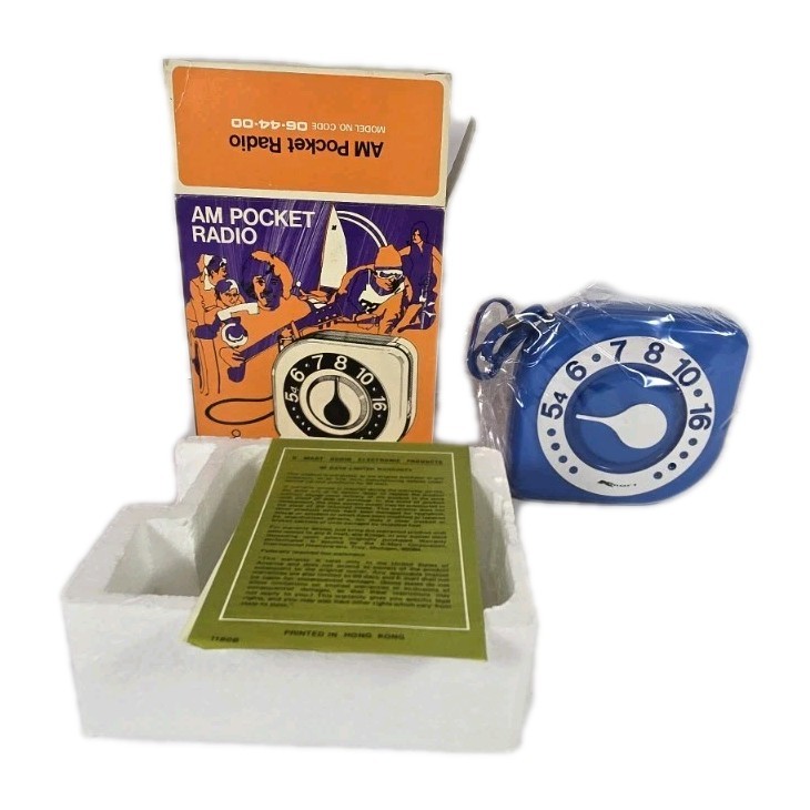 Vintage 1978 Kmart A/M Pocket Radio. Model 44-00 Hong Kong, Space Age Design.