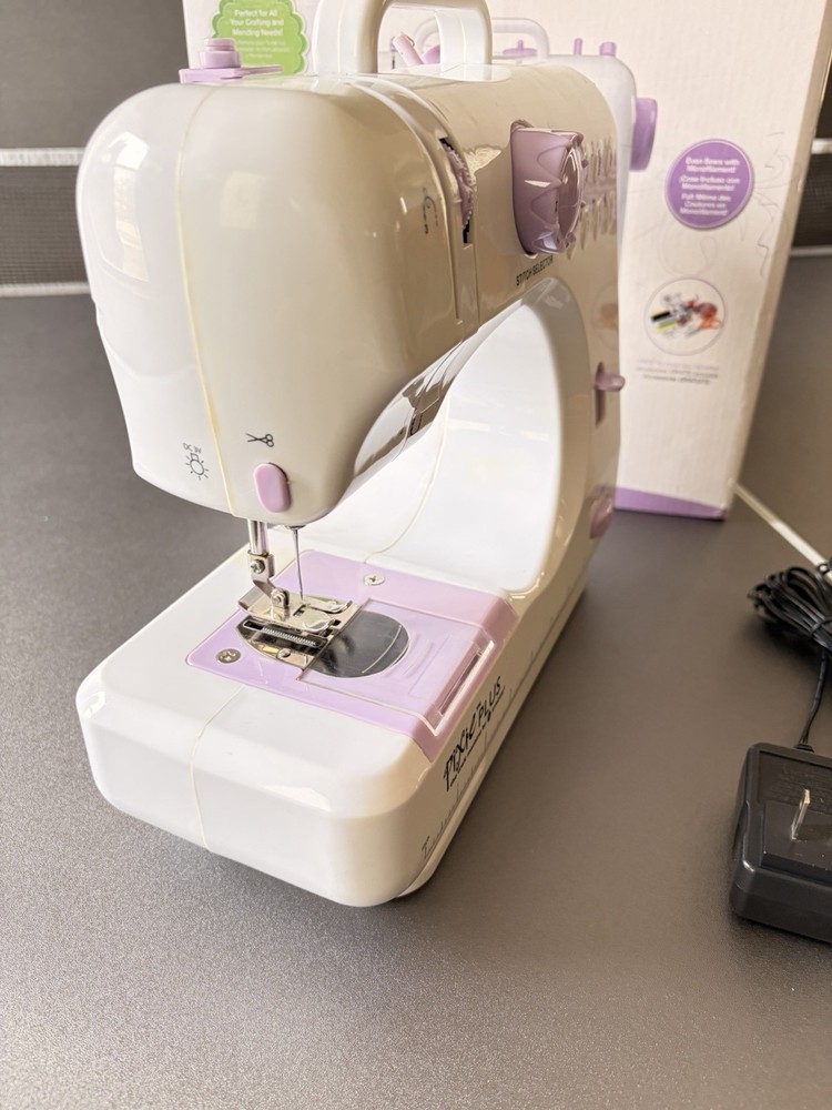 Singer Pixie Plus Electronic Sewing Machine -For Parts or Repair