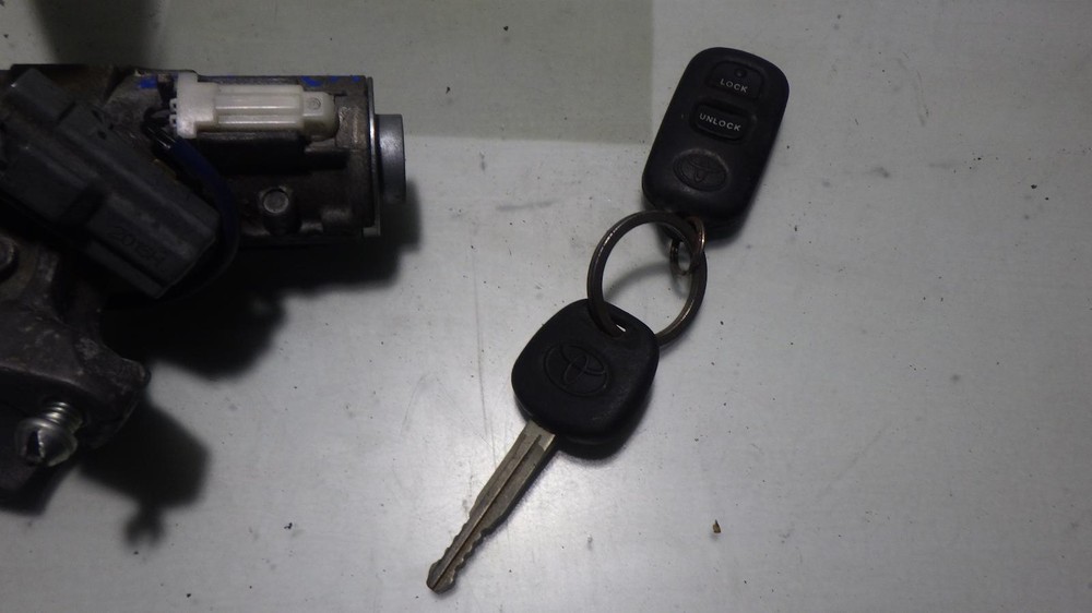 06 TOYOTA COROLLA Ignition W/Key