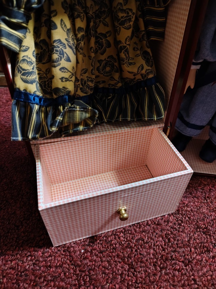 Haunted Doll: Shadow box doll