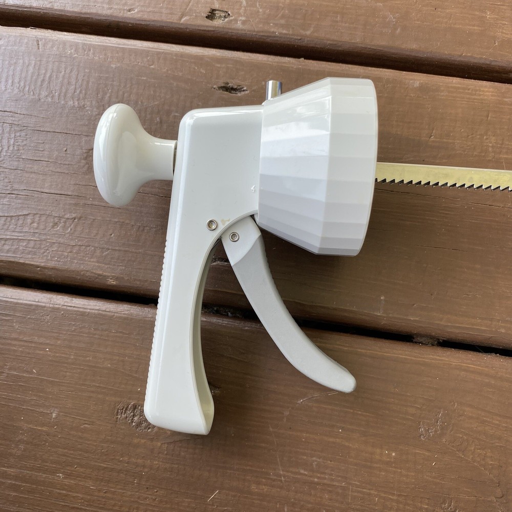 The Pampered Chef Cookie Press 1525 Plunger Trigger Replacement Part Clean