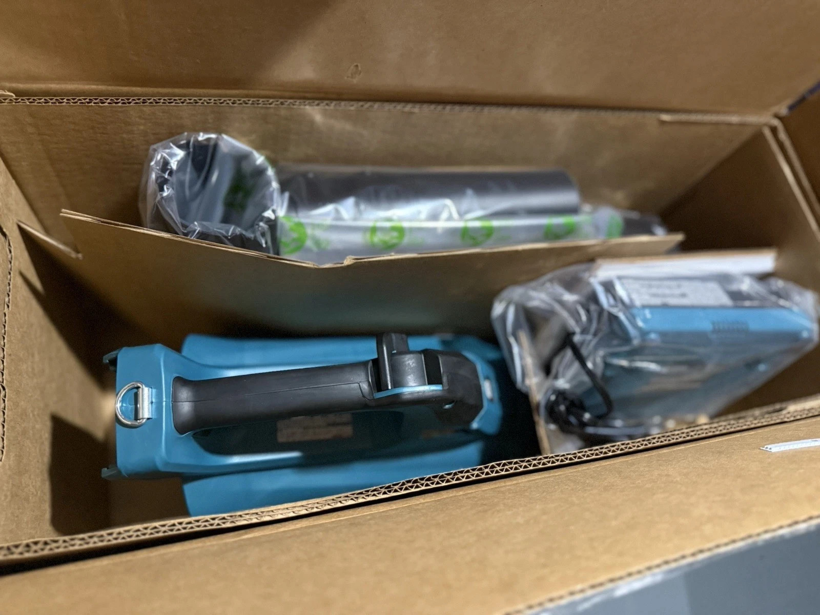 New Makita GBU01Z 40V MAX XGT Brushless Li-Ion Cordless Blower (Tool Only)