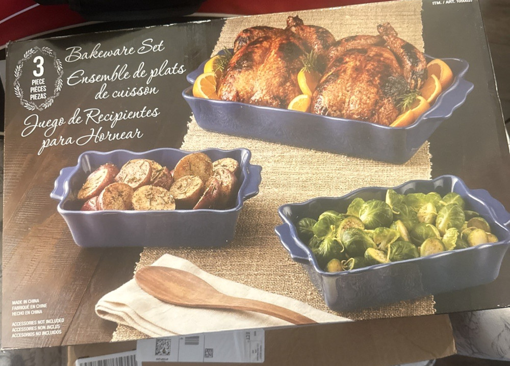 Blue BAKEWARE 3 PC SET SCALLOPED EDGE NIB