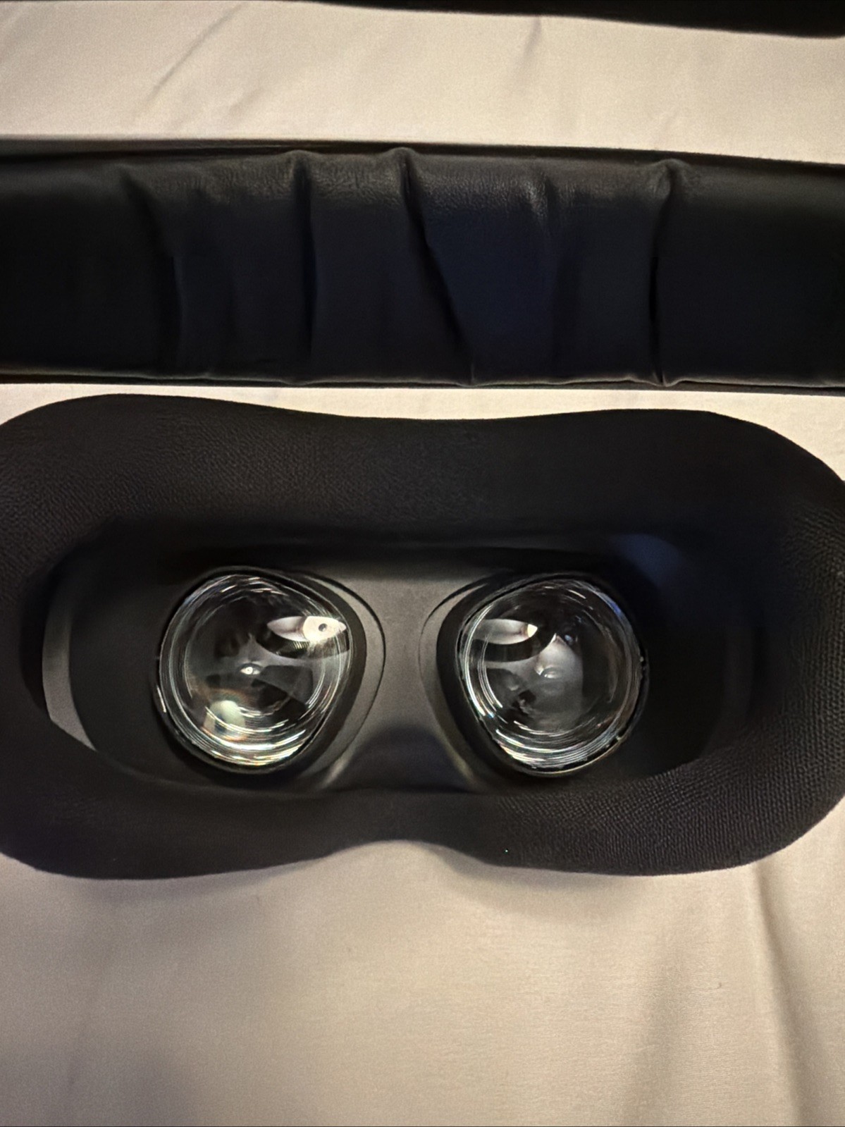 VR HEADSET Comes with Controllers In Perfect Working Condition Used