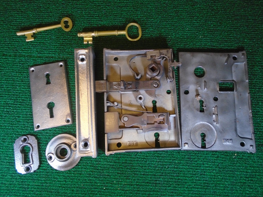 HUGE 6" RHC RIM LOCK COMPLETE w/ KEY, KEEPER, & KNOBS, ESCUTCHEON (41277)