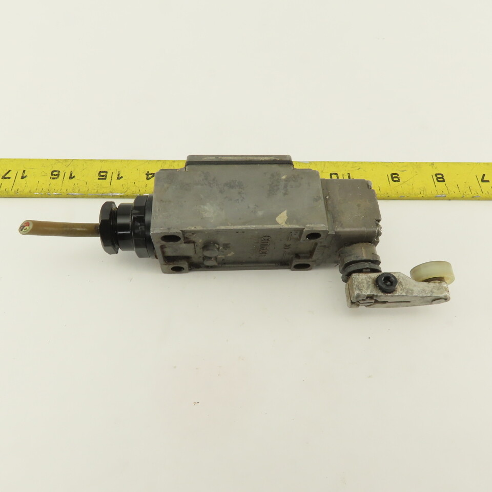 Omron D4B-2511N 400V 2A Cam Roller Rocker Limit Switch