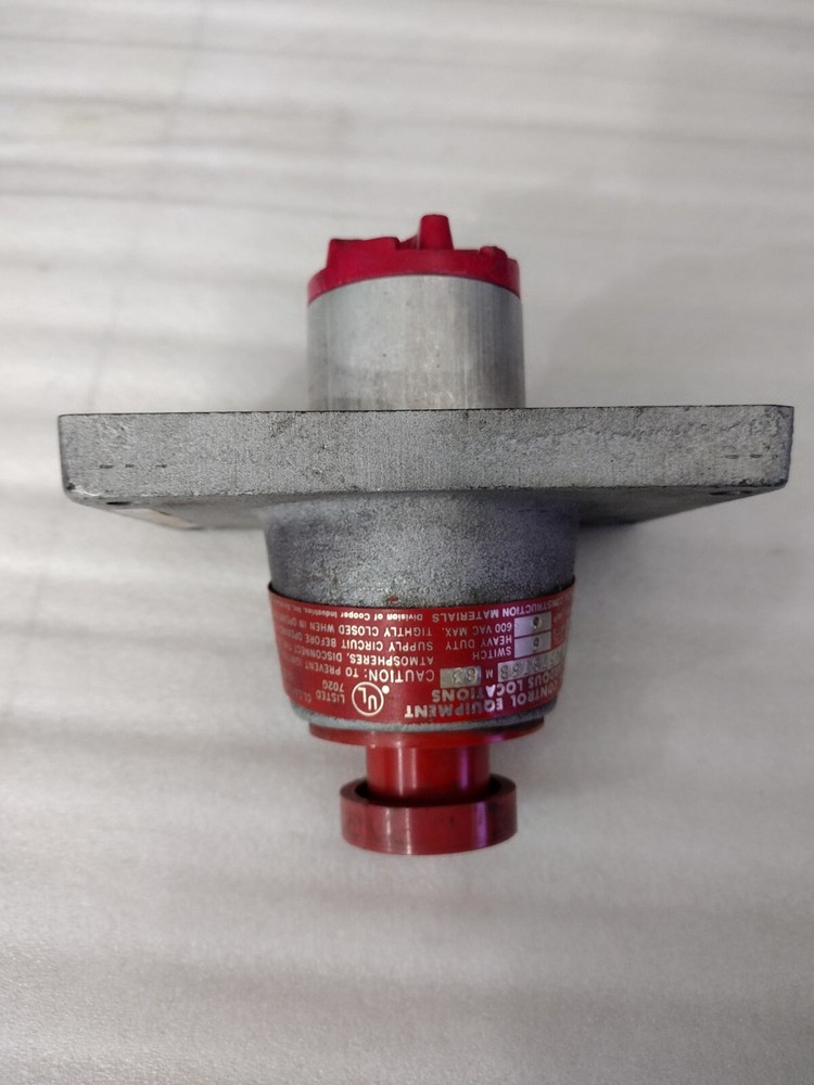 CROUSE HINDS EFD 2437S768 Model B3 125V Red Push Button Switch heavy duty