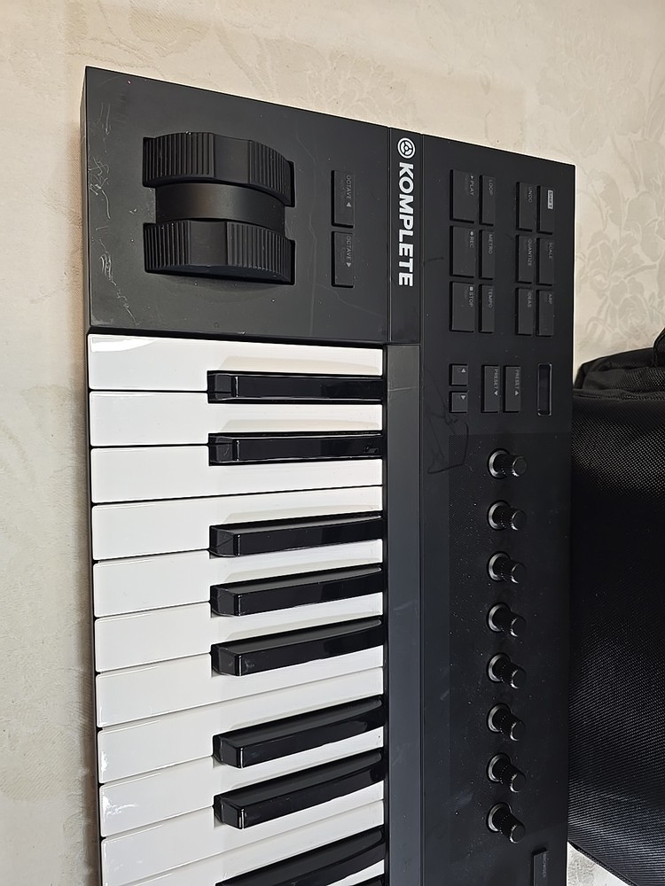 Native Instruments Komplete Kontrol A25 25-Key Keyboard Controller W Carring Bag