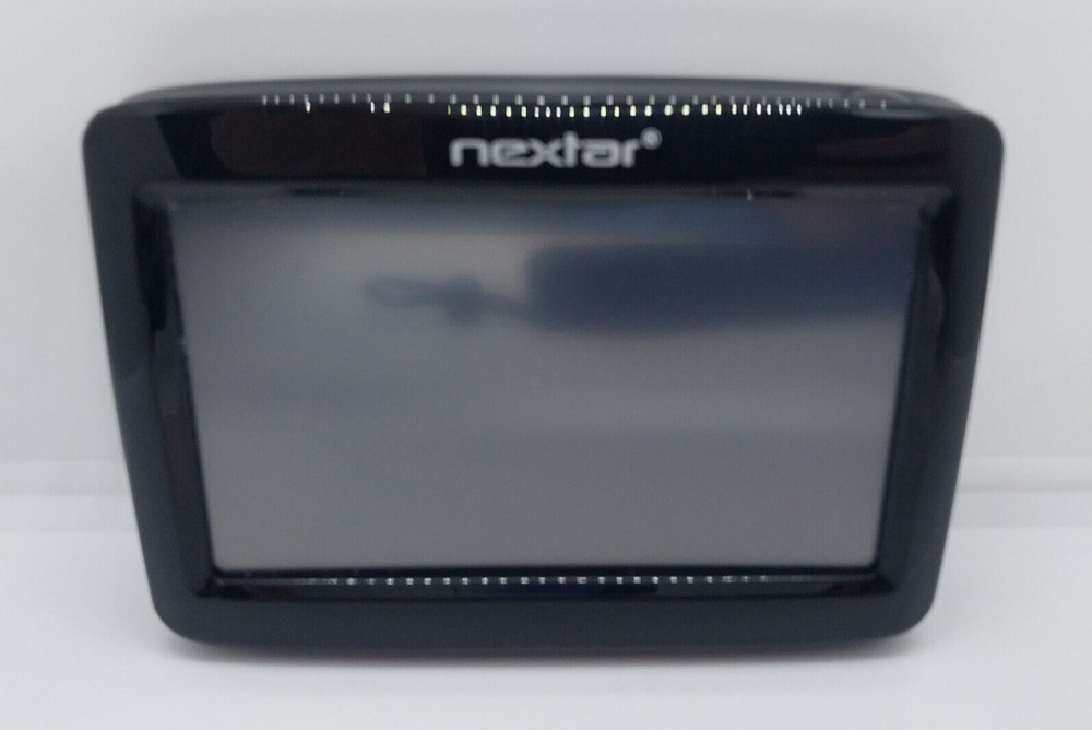 Nextar Q4 Series GPS with Case Bundle