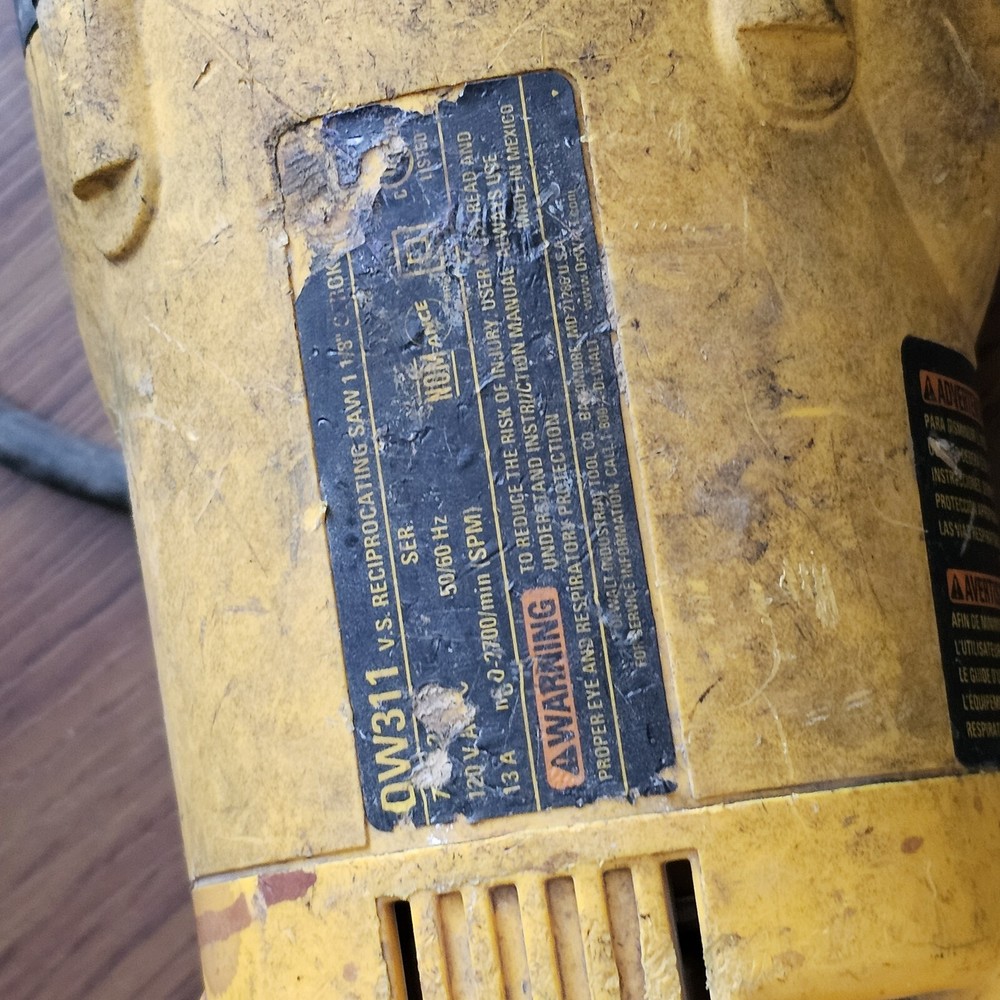 DeWalt DW311 120V Type 2 Variable Speed Reciprocating Saw With Case Tested
