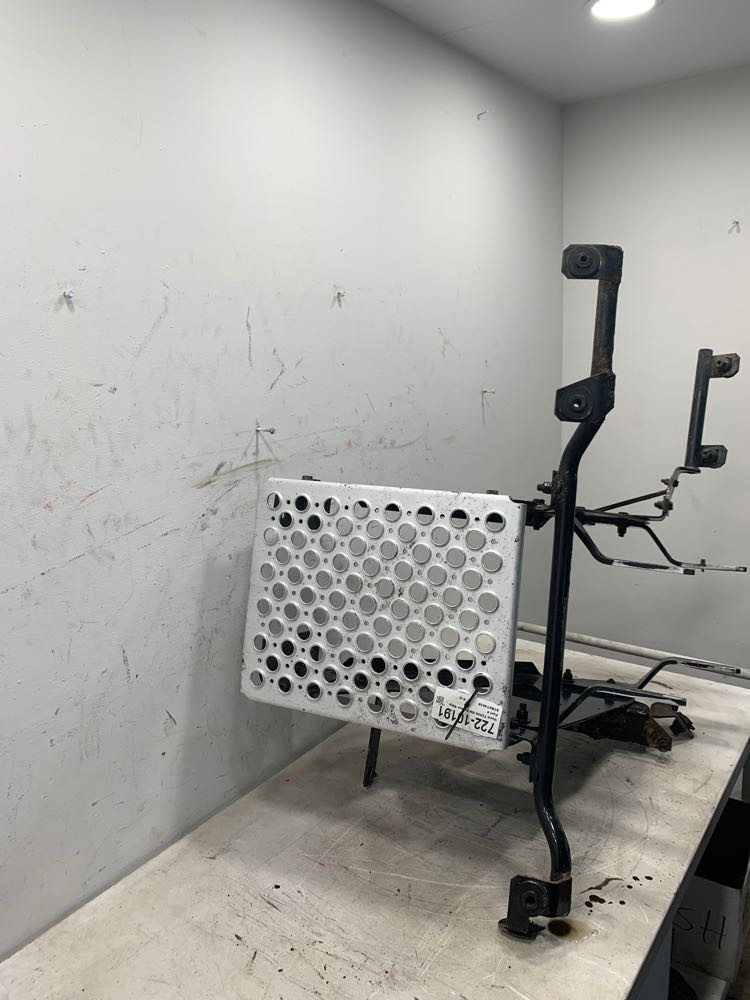 2005 Kenworth T2000 Frame Step (722-10191)