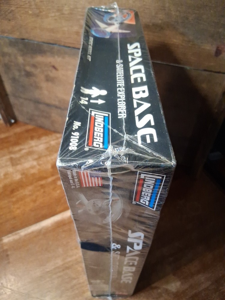 Lindberg Space Base & Satellite Explorer Model Kit No 91008 Sci-Fi Space Station