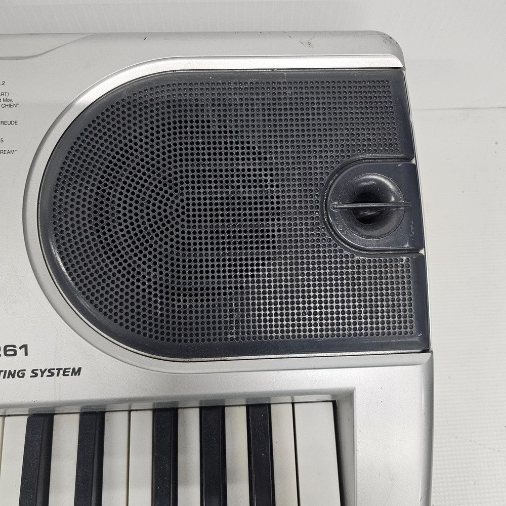 Radio Shack MIDI Lighted System Learner Keyboard 61 Keys LK-1261 (read)