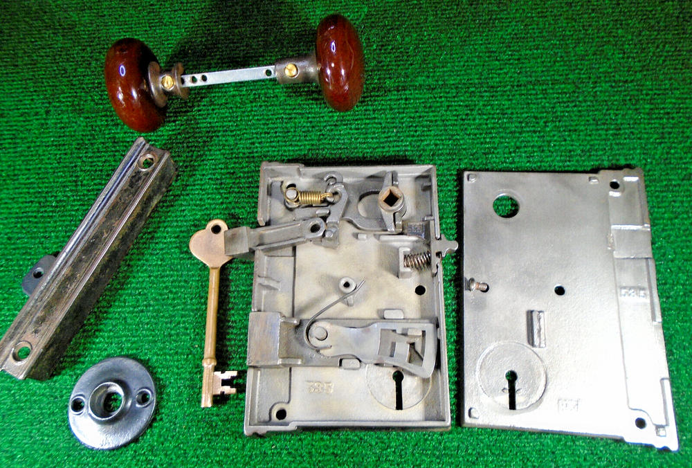 HUGE 6" RHC RIM LOCK COMPLETE w/ KEY, KEEPER, & KNOBS, ESCUTCHEON (15456)