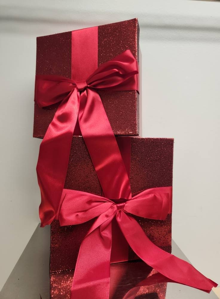 SQUARE STACKING RED GLITTER & SATIN BOW GIFT BOXES SET 24