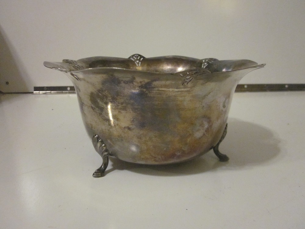 WM ROGERS 427 SILVERPLATE CUT OUT SCALLOPED EDGE FOOTED SERVING BOWL DISH 7.5" W