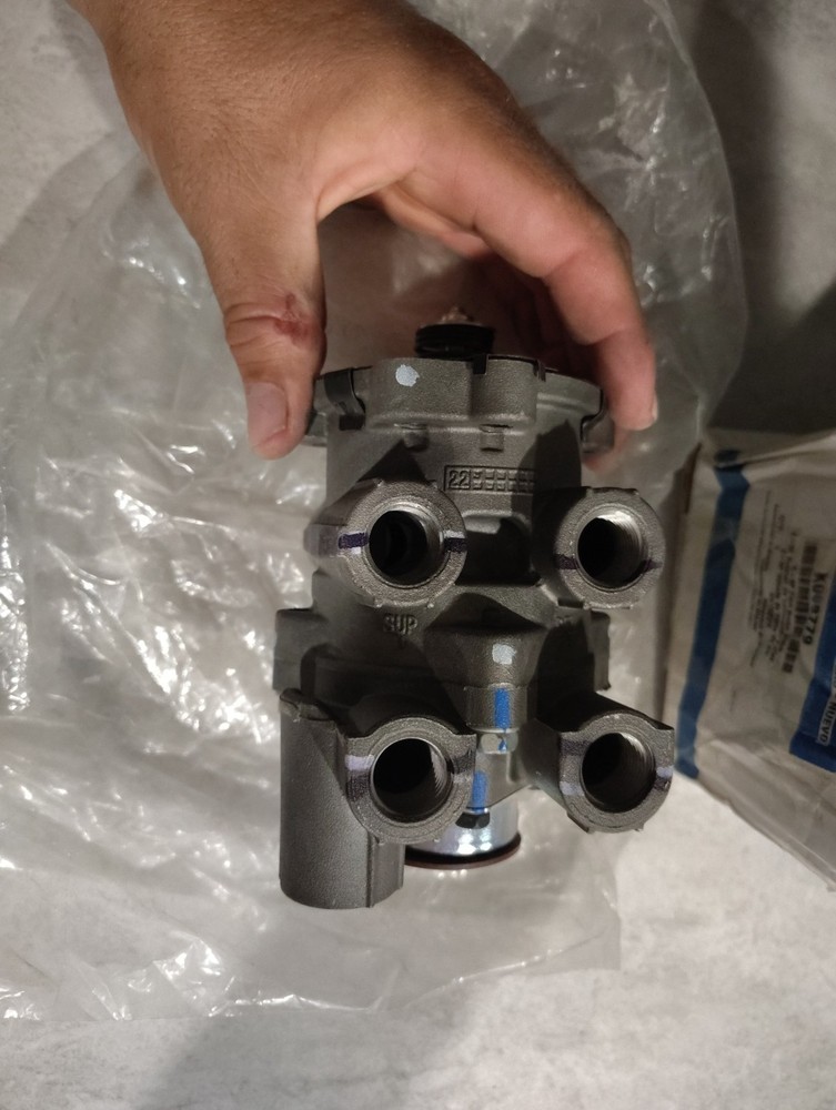 BENDIX E-8P DUAL BRAKE FOOT VALVE - K068779