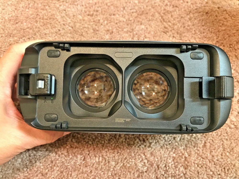 Samsung Gear VR SM-R324 With Controller Virtual Reality Headset Games Apps USB-C