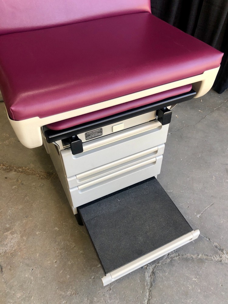 Midmark 404 Exam Treatment Table