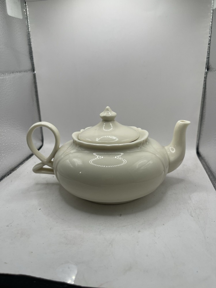 Vintage Ivory Ceramic Teapot with Unique Loop Handle – Elegant Leaf Pattern