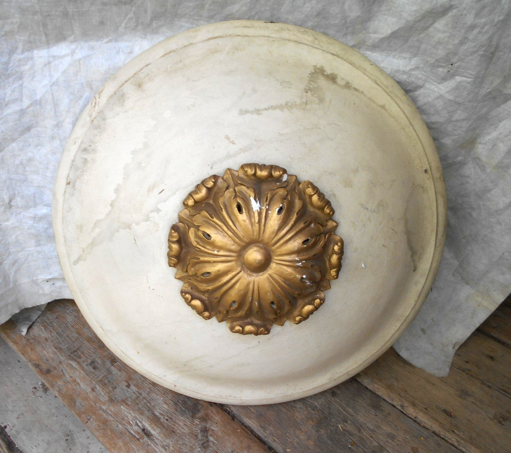 ANTIQUE VICTORIAN HANGING PLASTER CEILING MEDALLION