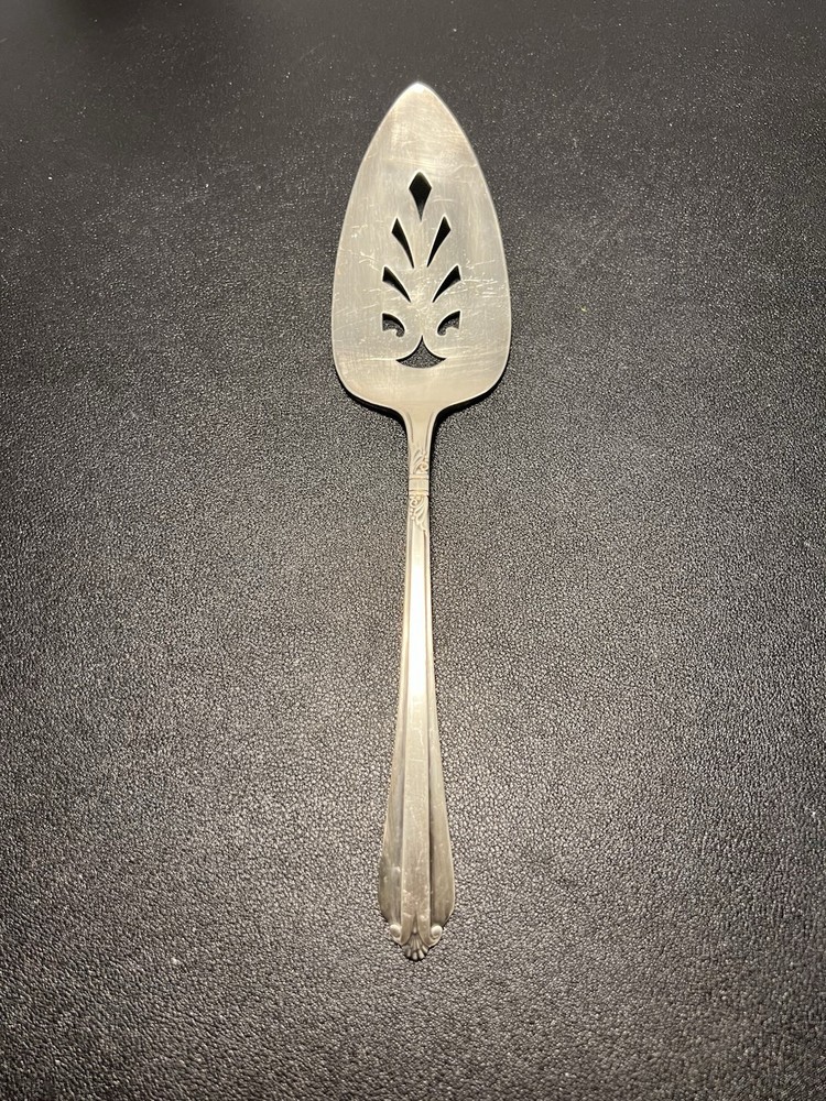 WM Rogers International Silver 1950s Silverplate Pierced Cake Pie Server, 9.5”