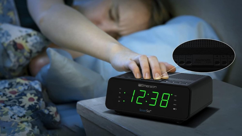 Elegant SmartSet Alarm Clock Radio - Adjustable Brightness & Sleep Timer