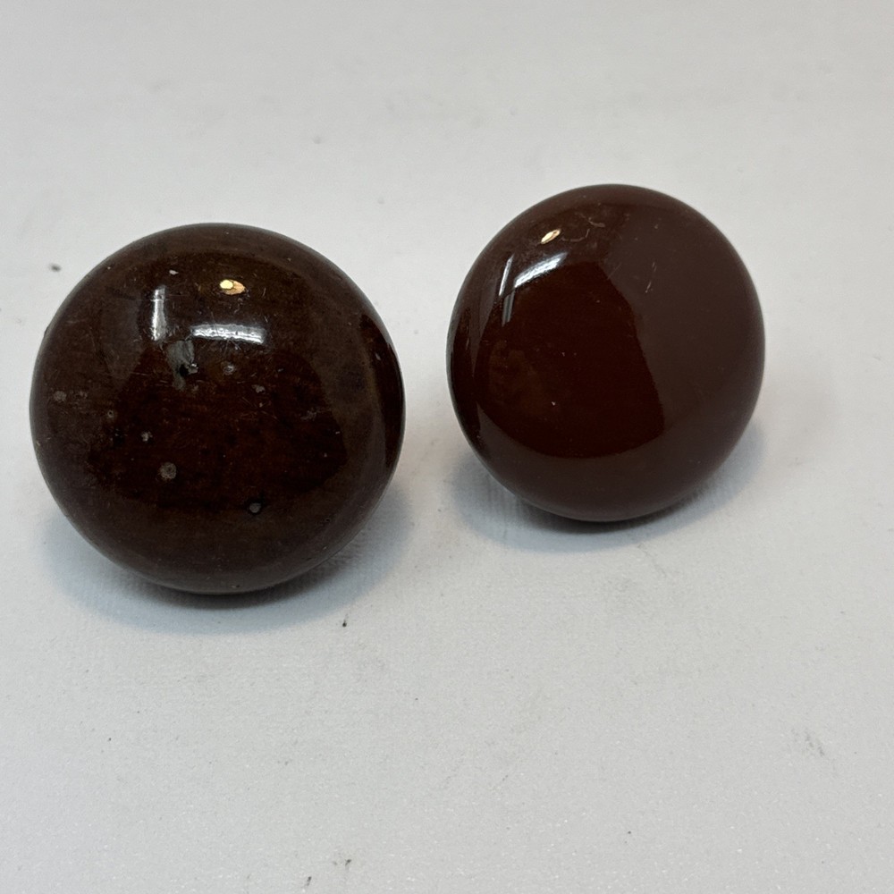 2 Vintage Brown Knobs