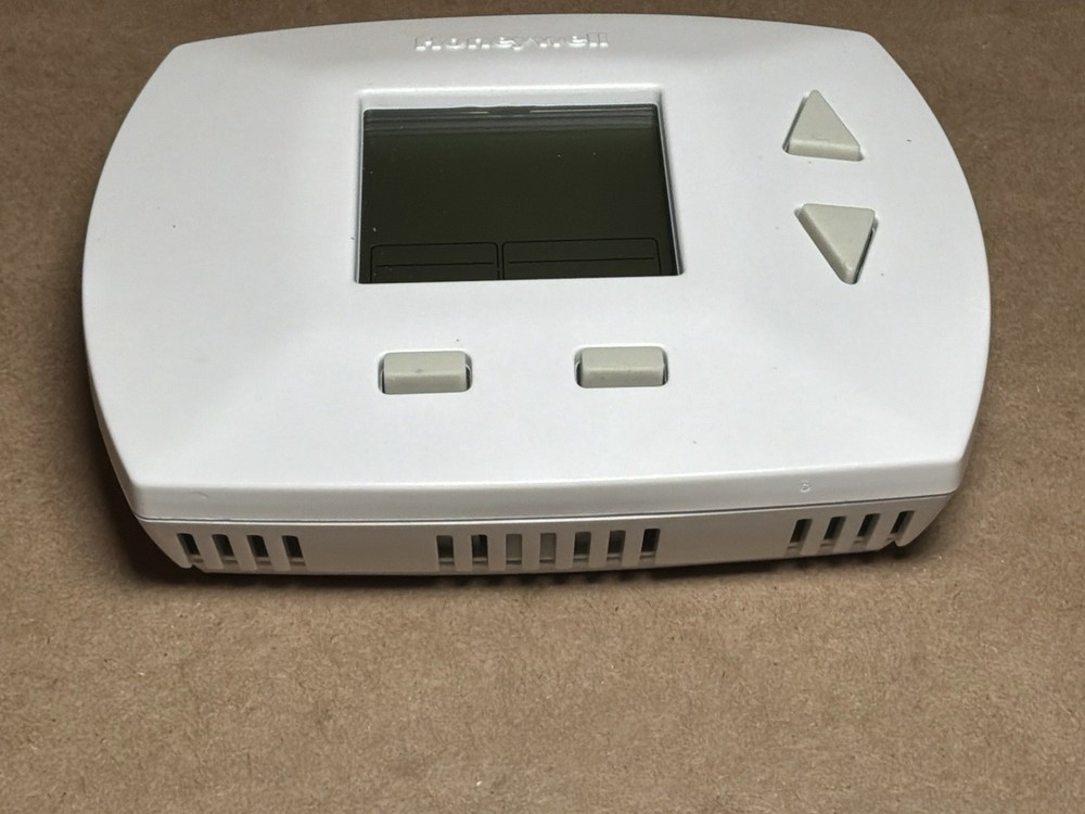 The Honeywell RTH5100B Digital Non-Programmable Thermostat