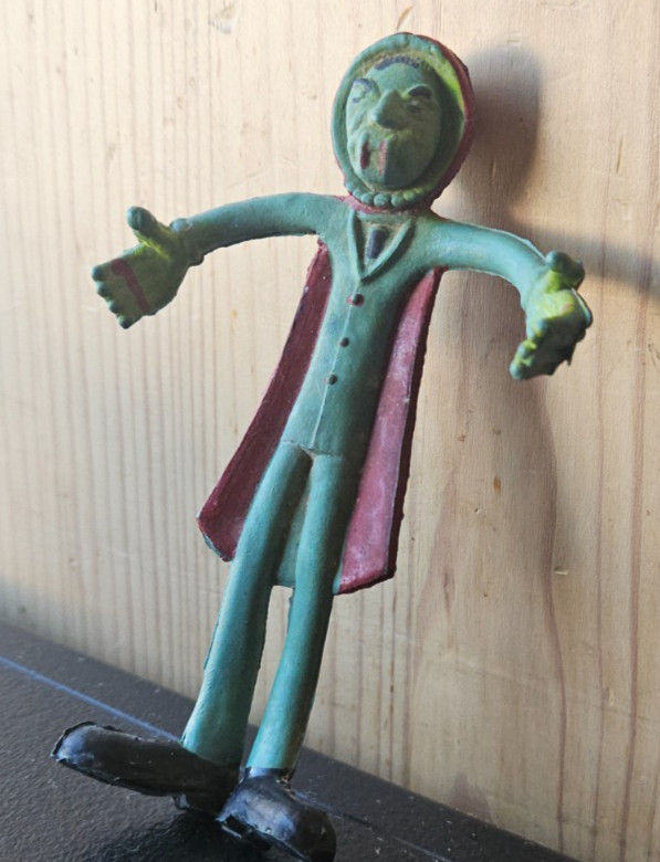 VAMPIRE / DRACULA GREEN / RED BENDABLE FIGURE.