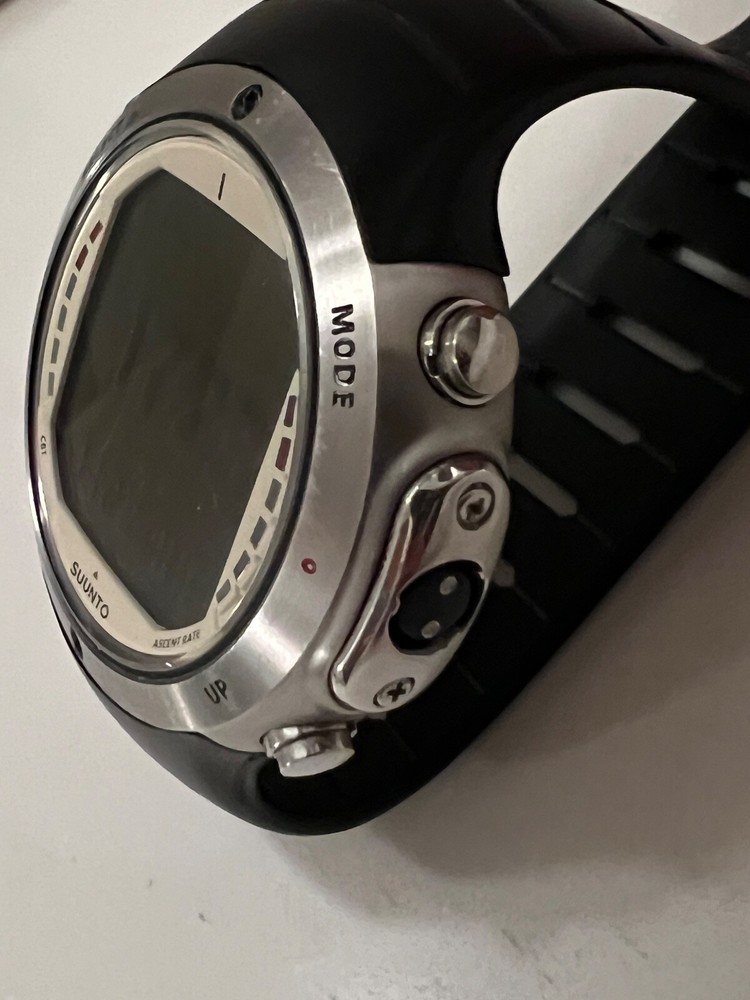 Suunto D6 Dive Computer w Box, extra large strap and protective cover