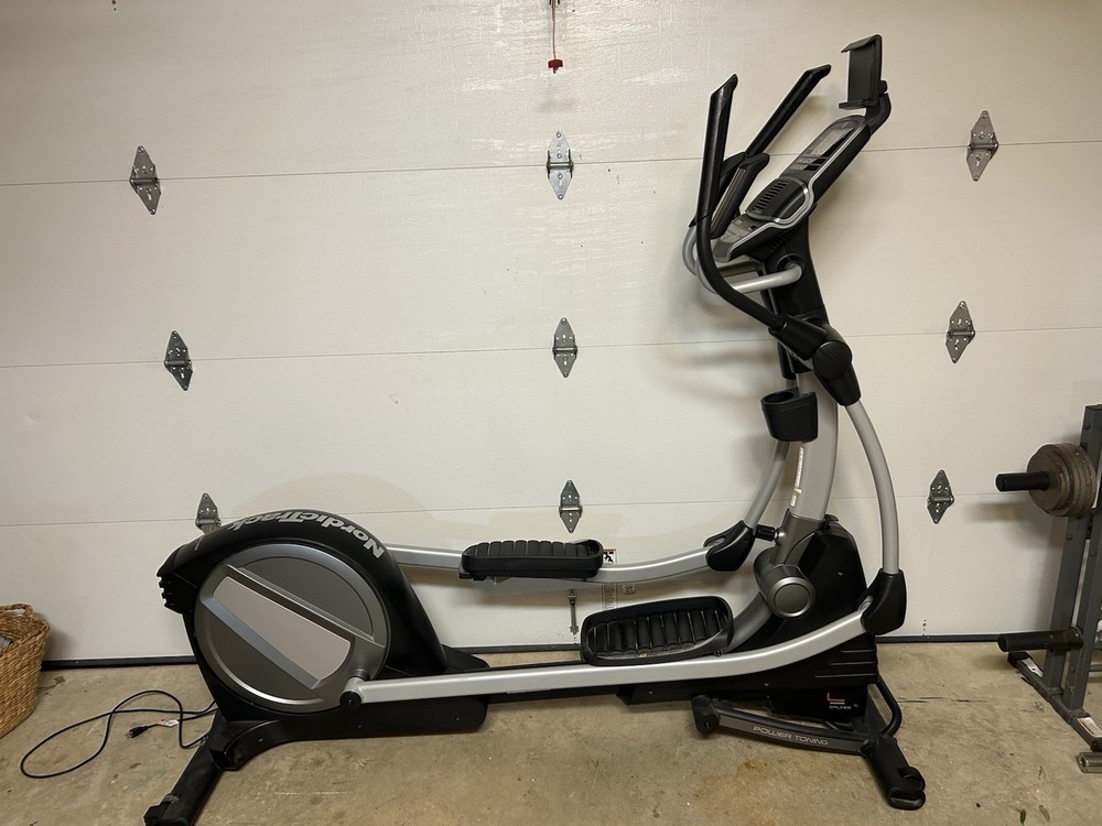 Barely Used Elliptical Trainer – Excellent Condition