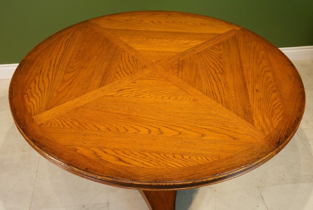 Beautiful 54" Round transitional Oak pedestal dining Kitchen table