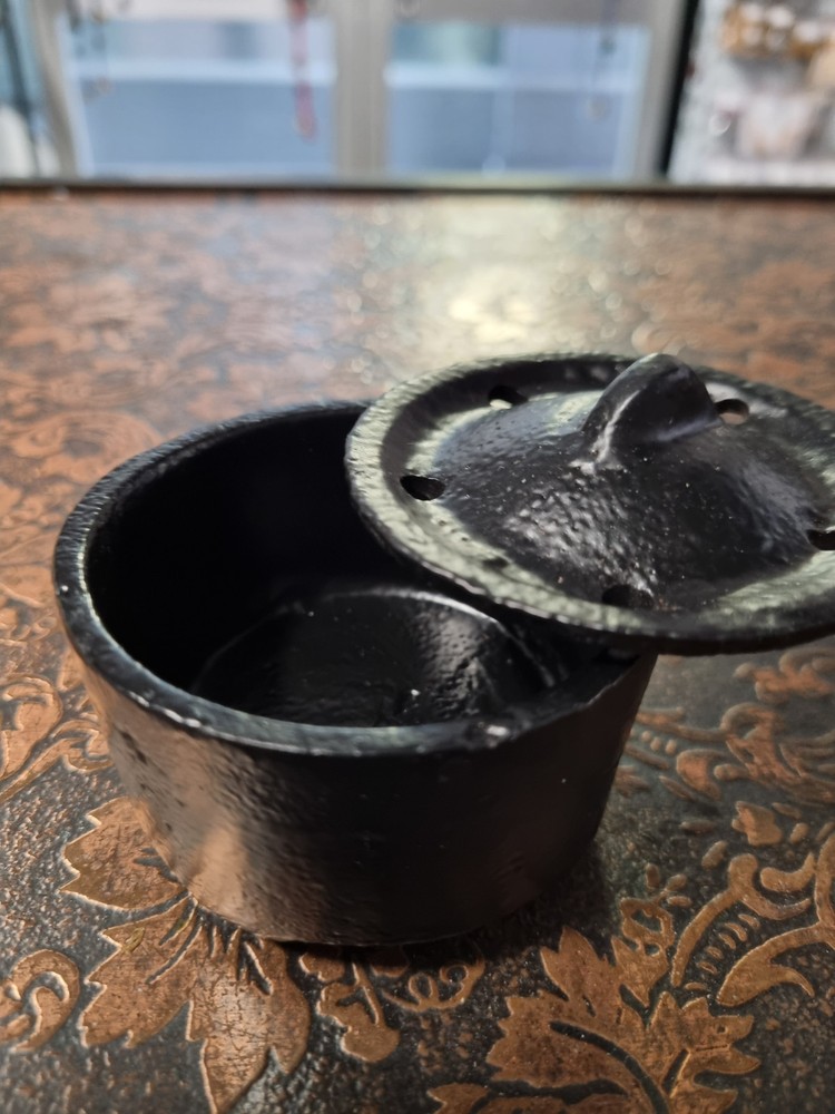 Cauldron vessel with handle