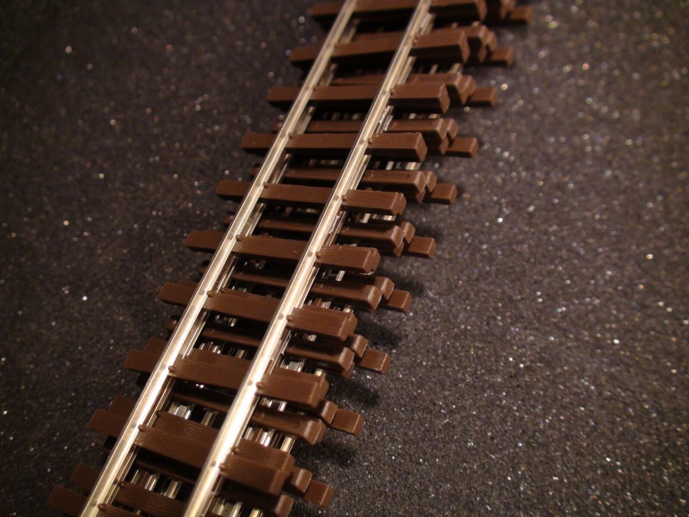ON30 Micro-Engineering #10-138 ON30 SCALE Code 83 Flex Track NON WEATHERED
