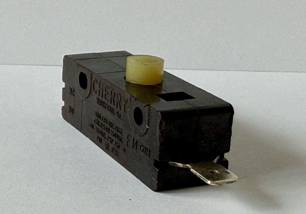 CHERRY E14 25A NORMALLY OPEN SNAP ACTION PUSHBUTTON SWITCH 125/250 VAC