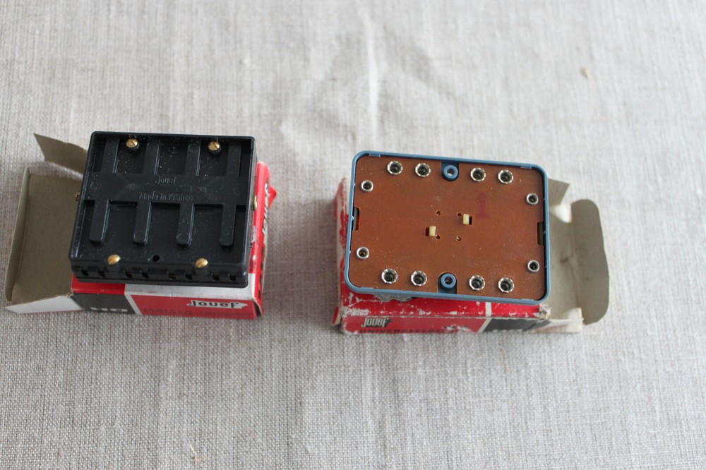 Jouef HO power controls a relay 9893 and a lighting panel 9891